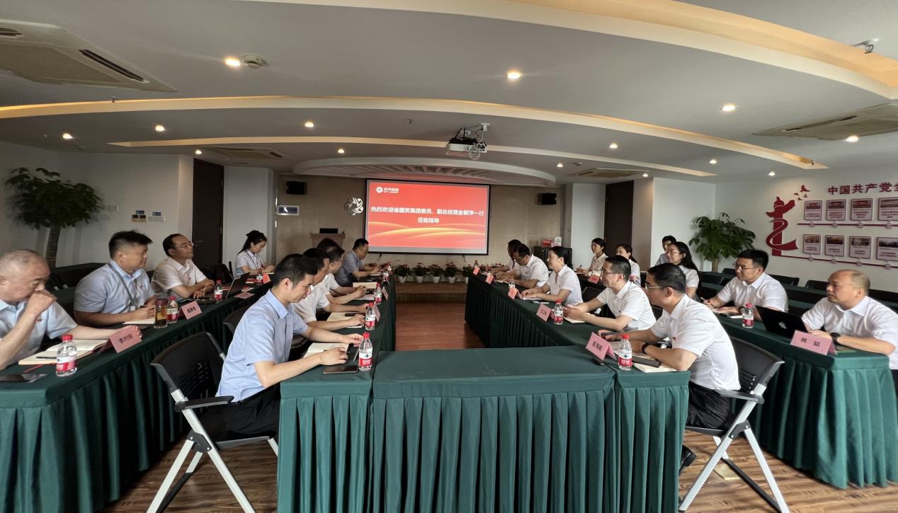 省國貿(mào)集團黨委委員、副總經(jīng)理金朝萍來英特生物宣講主題教育專題黨課